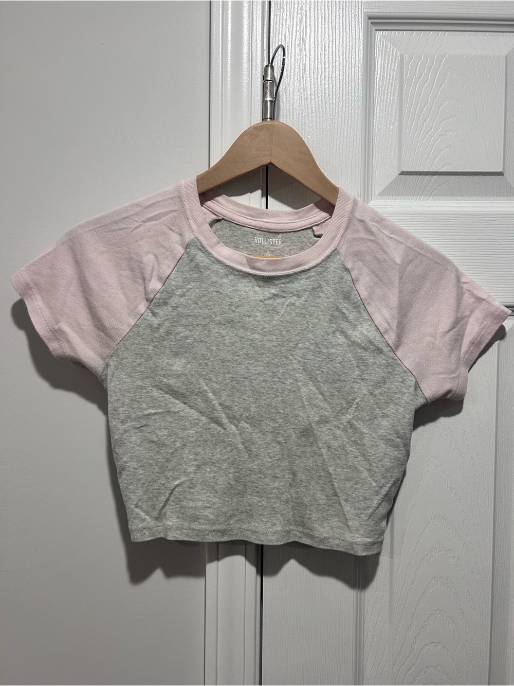 Hollister Women’s Pink & Gray Raglan Crop Tee, size small